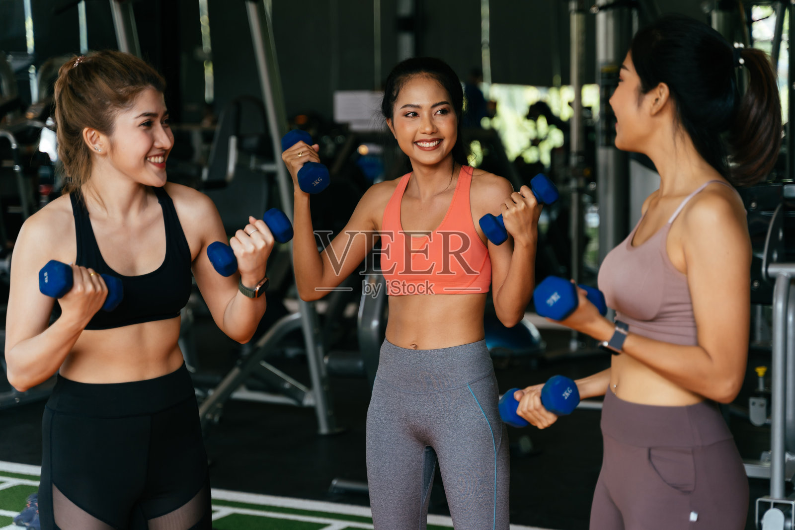 一群在体育馆里锻炼的快活的不同类型的女运动员照片摄影图片
