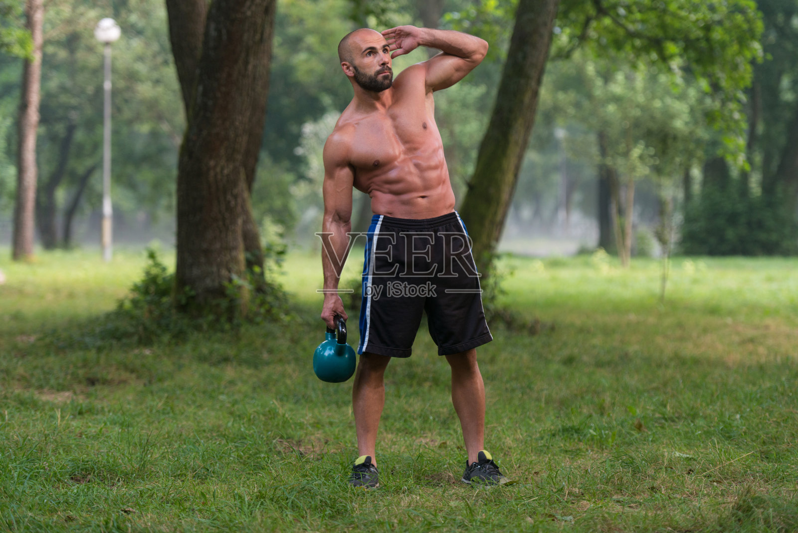 男人在用壶铃锻炼照片摄影图片