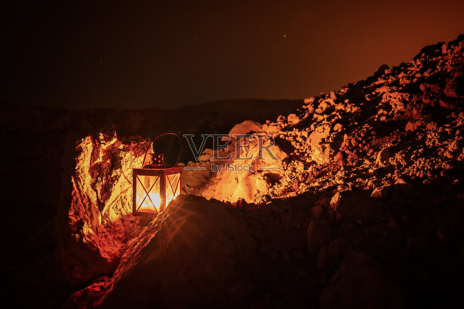 夜晚的旧金属灯笼照片摄影图片
