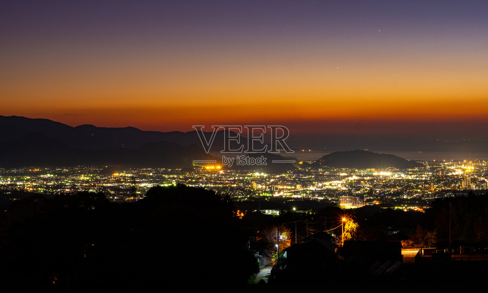 三岛步道的夜景——风景最优美，令人惊叹的视角。照片摄影图片
