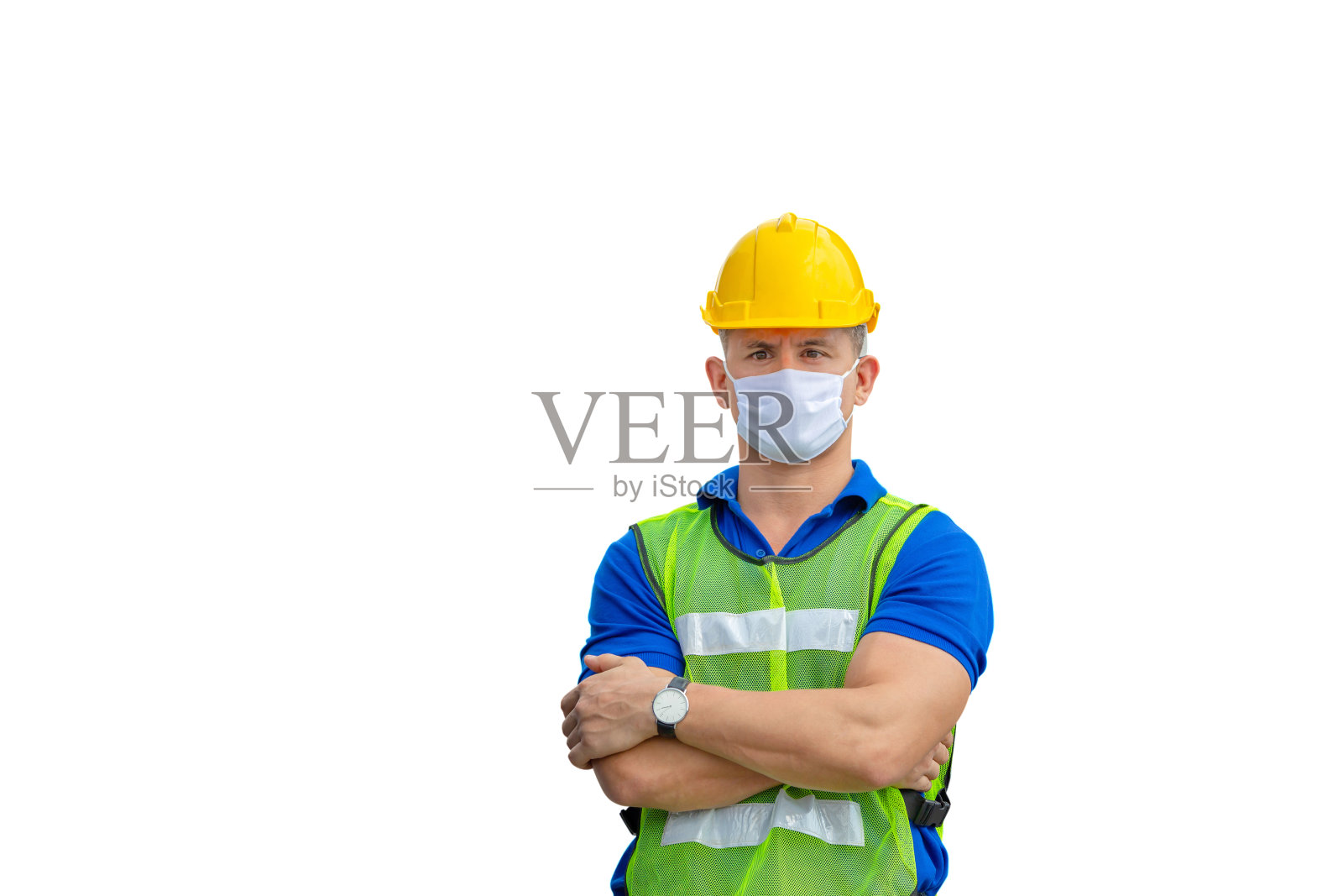 笑容可人的工程师戴着安全帽，带着防冠状病毒的面罩，双手交叉放在白色背景上照片摄影图片