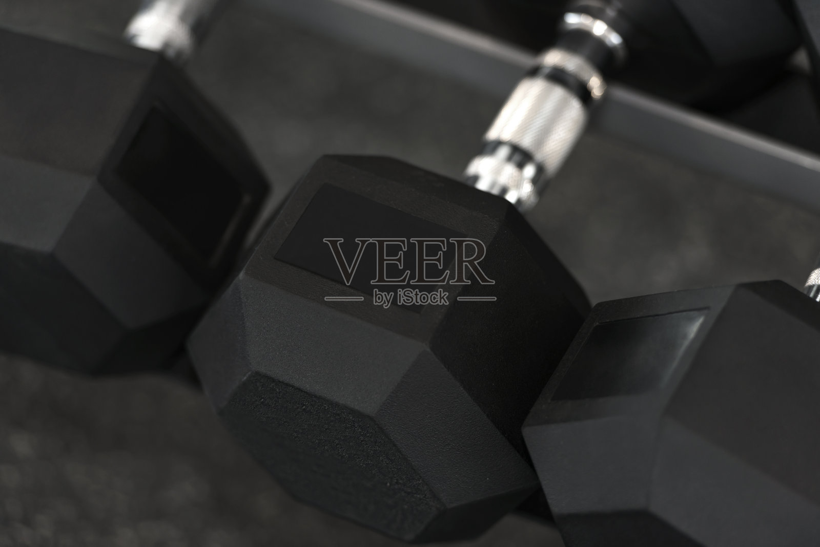 架子上的哑铃近距离观察照片摄影图片