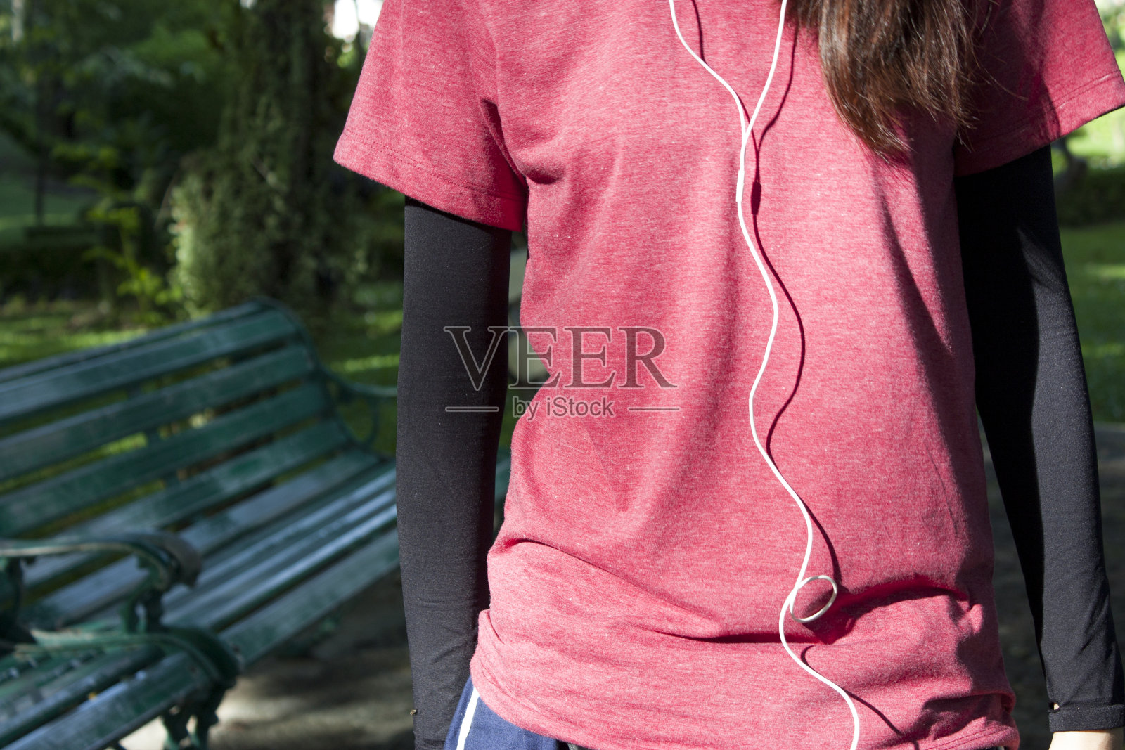 一个女人在公园里锻炼照片摄影图片