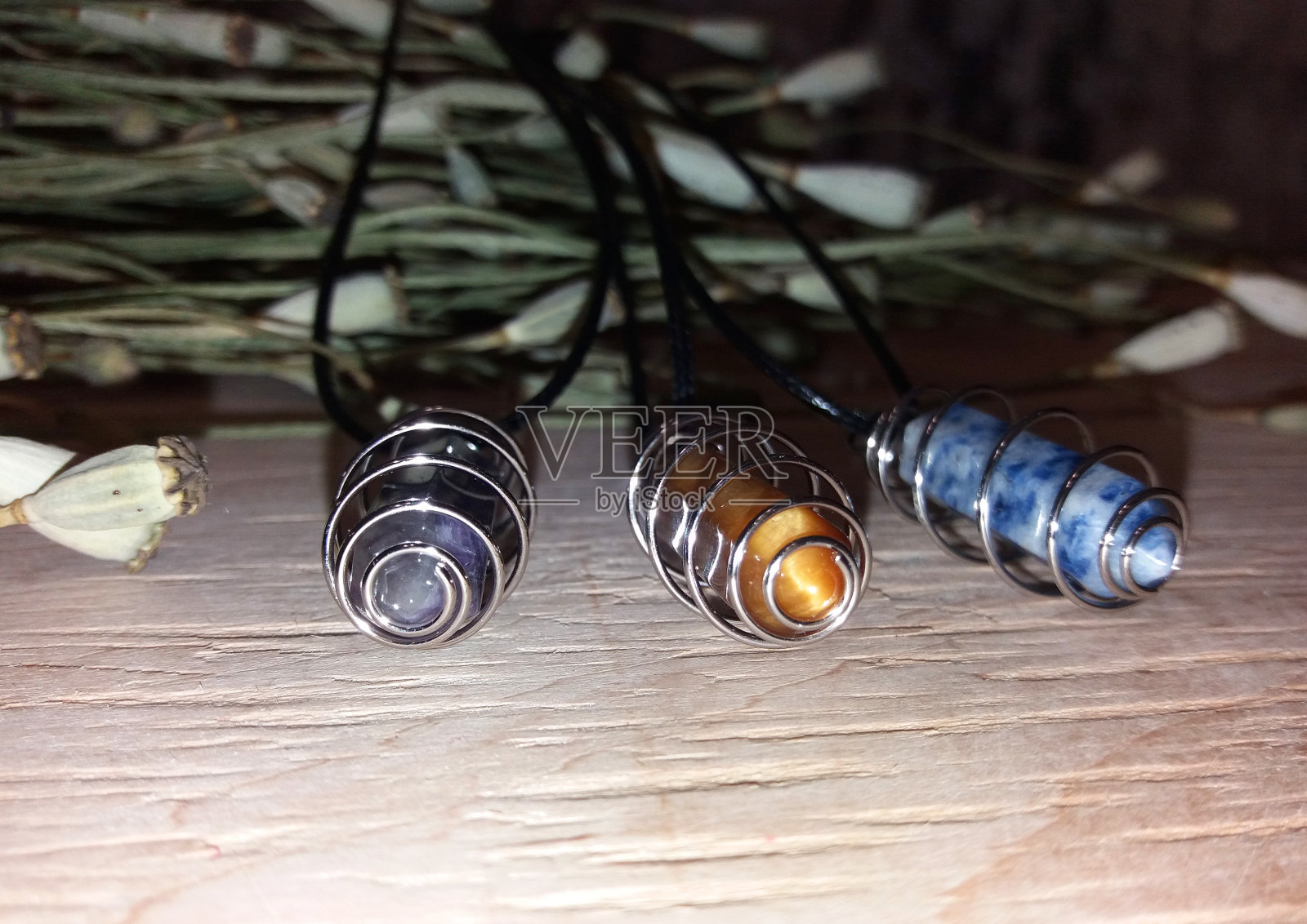 女巫的魔法保护石吊坠照片摄影图片