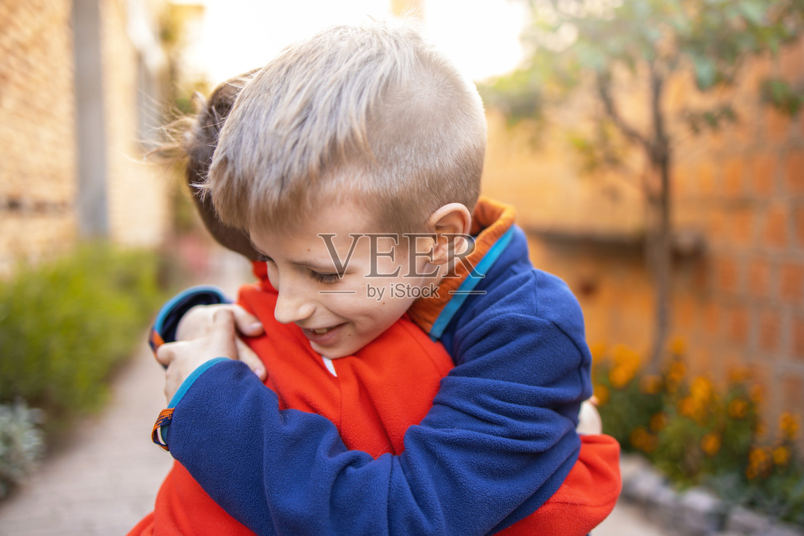 在隔离期间，微笑的兄弟在家里玩耍照片摄影图片