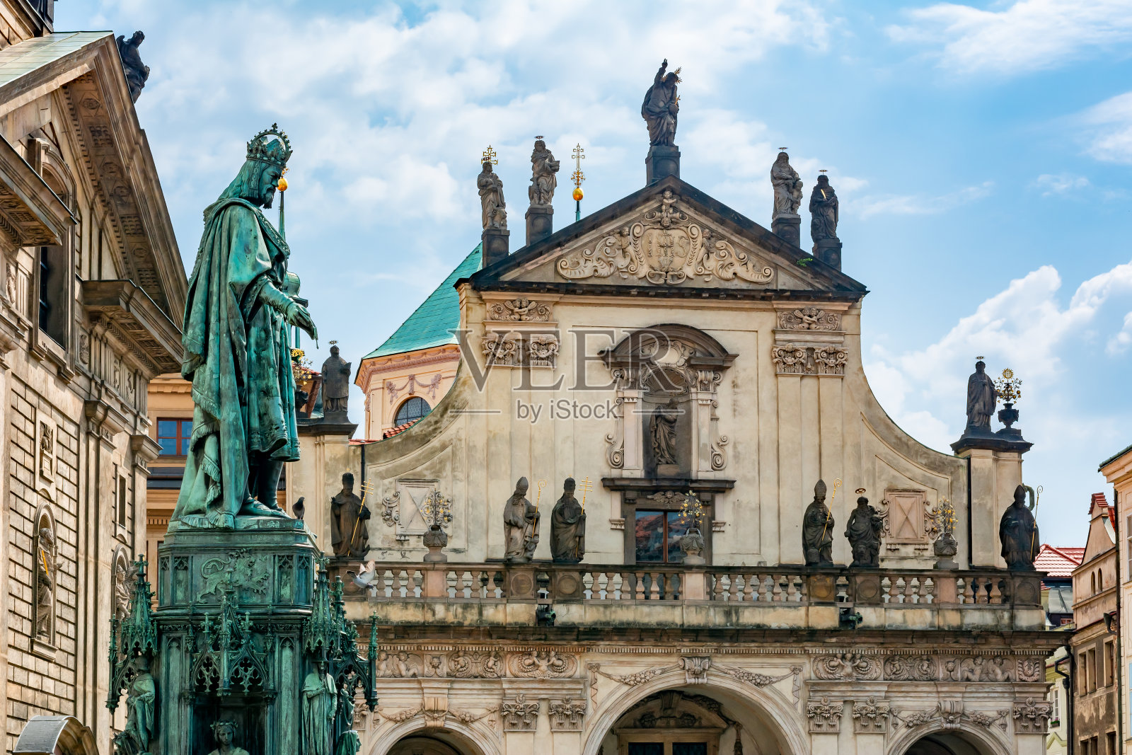 捷克共和国布拉格查尔斯桥附近的十字军广场上的圣萨尔瓦多教堂和查尔斯四世卡罗洛四世雕像照片摄影图片