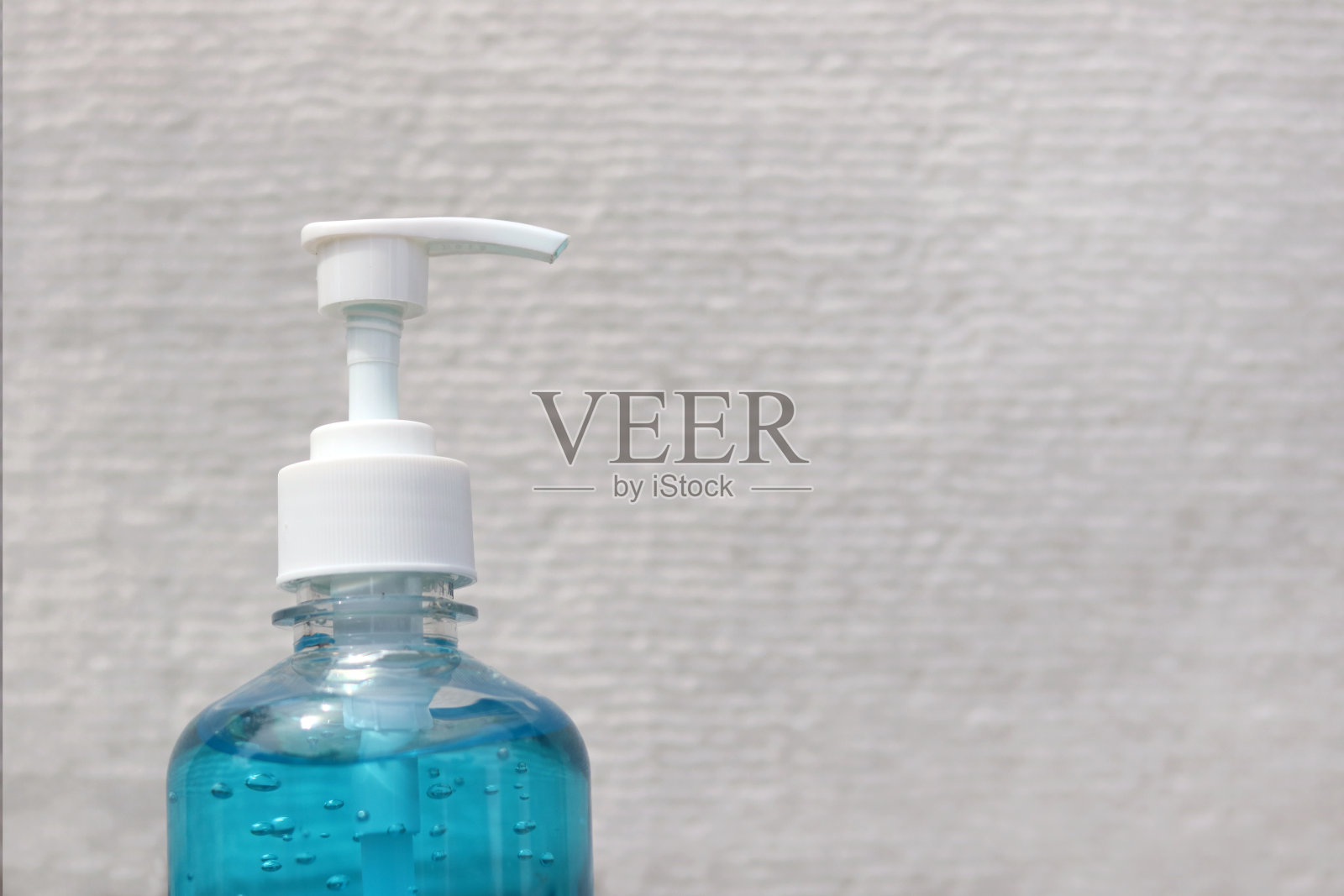 白色背景上的酒精洗手液凝胶。照片摄影图片