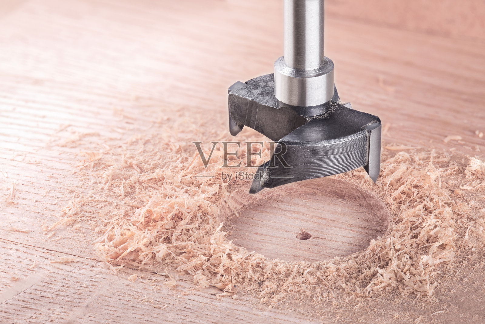 金属钻头在橡木木板上钻孔照片摄影图片