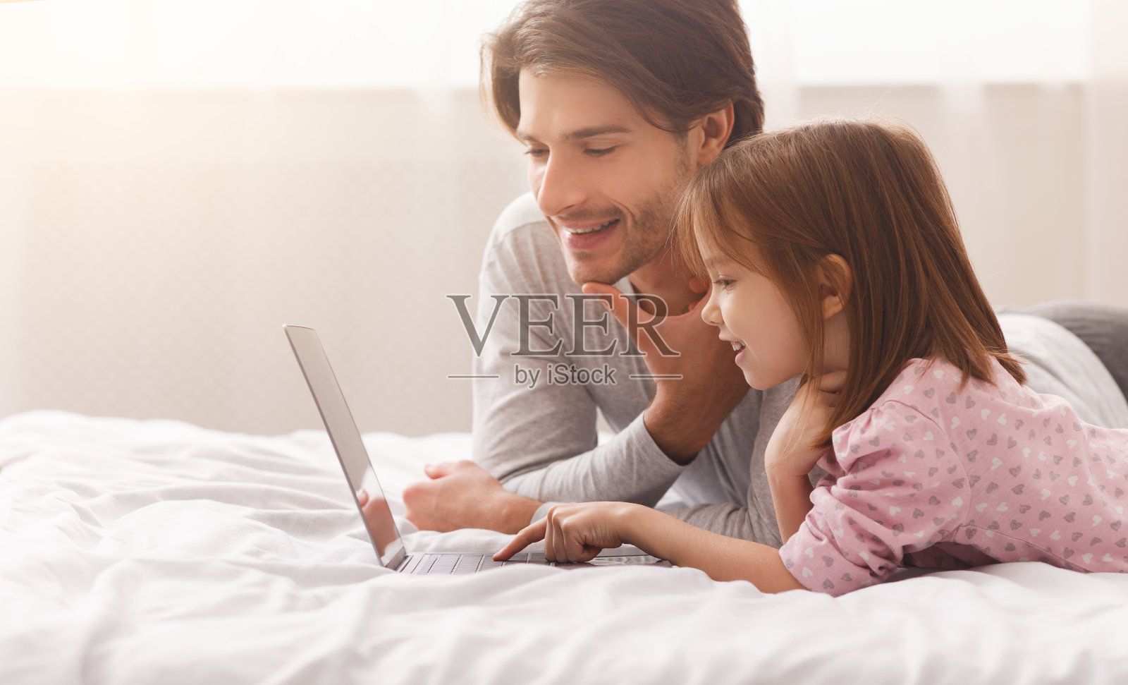 小女孩在学用笔记本电脑，小爸爸帮忙照片摄影图片