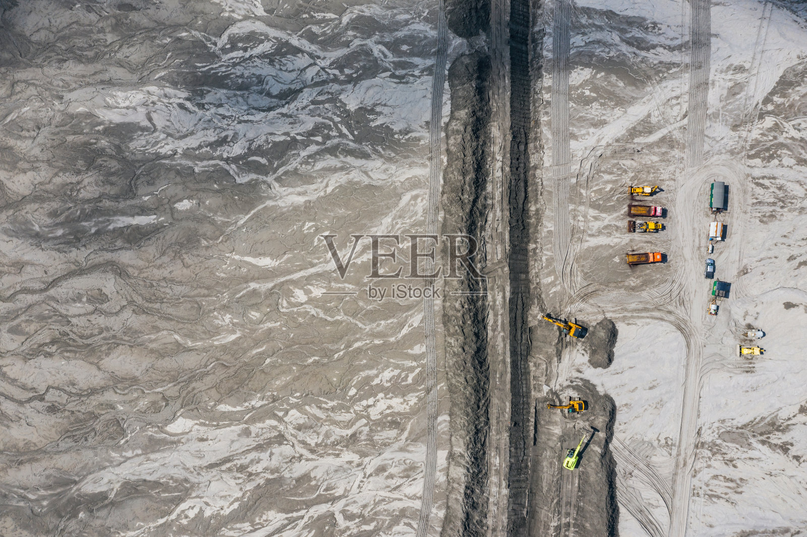 在工业矿山工作的挖掘机，抽取铜矿的沉淀池，绿松石般的河水三角洲。无人机拍摄的波兰波科维茨巨型污水处理池照片摄影图片