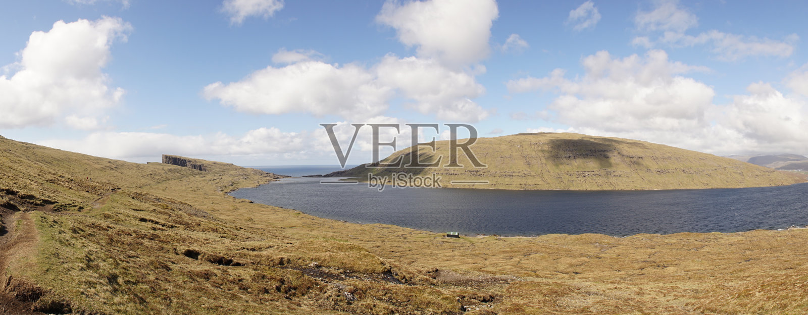 Trælanípa丹麦法罗群岛的奴隶悬崖和莱蒂斯瓦恩湖山景。照片摄影图片