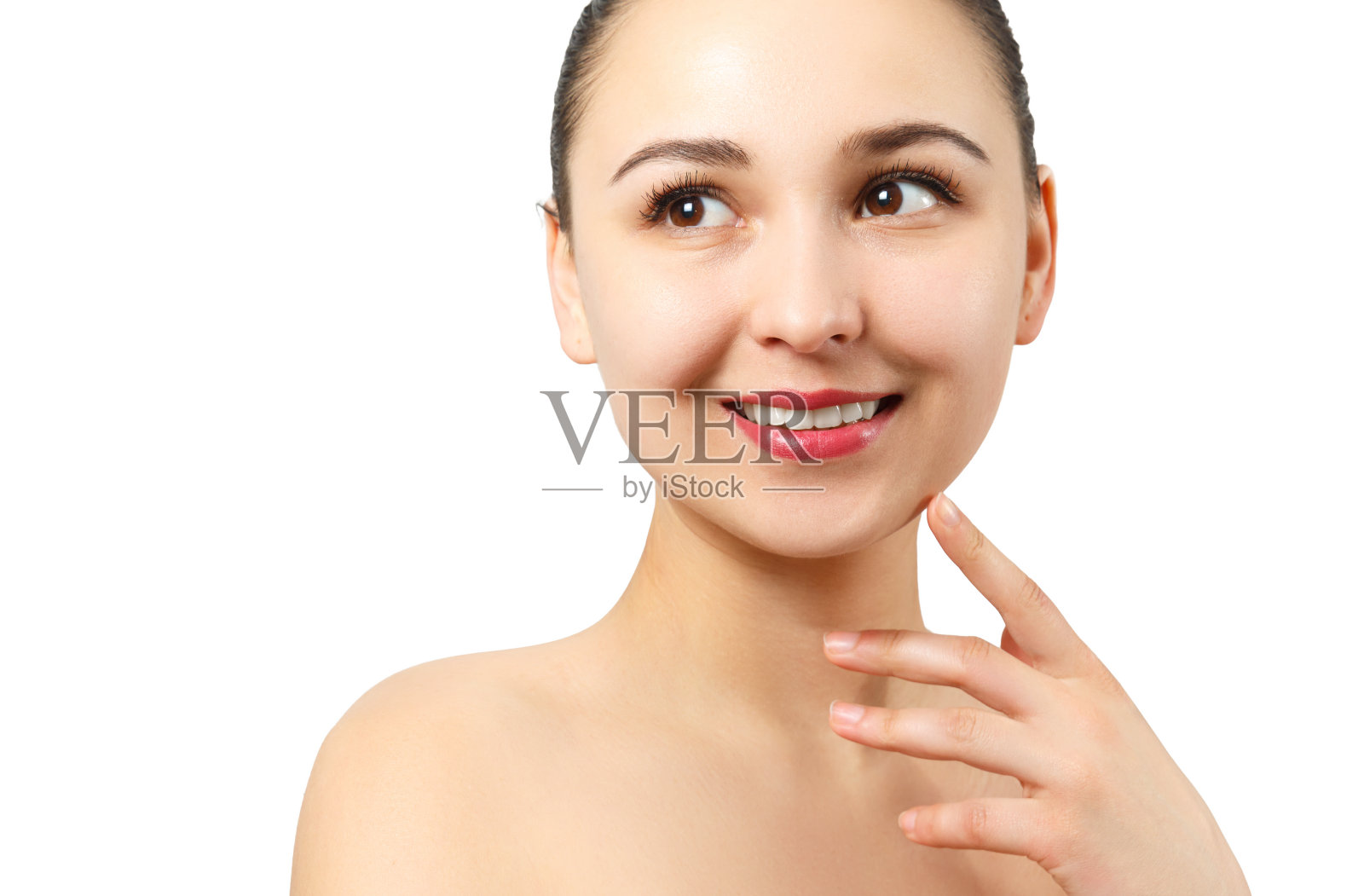 健康的微笑。牙齿美白。美丽微笑的年轻女子肖像。在白色背景照片摄影图片