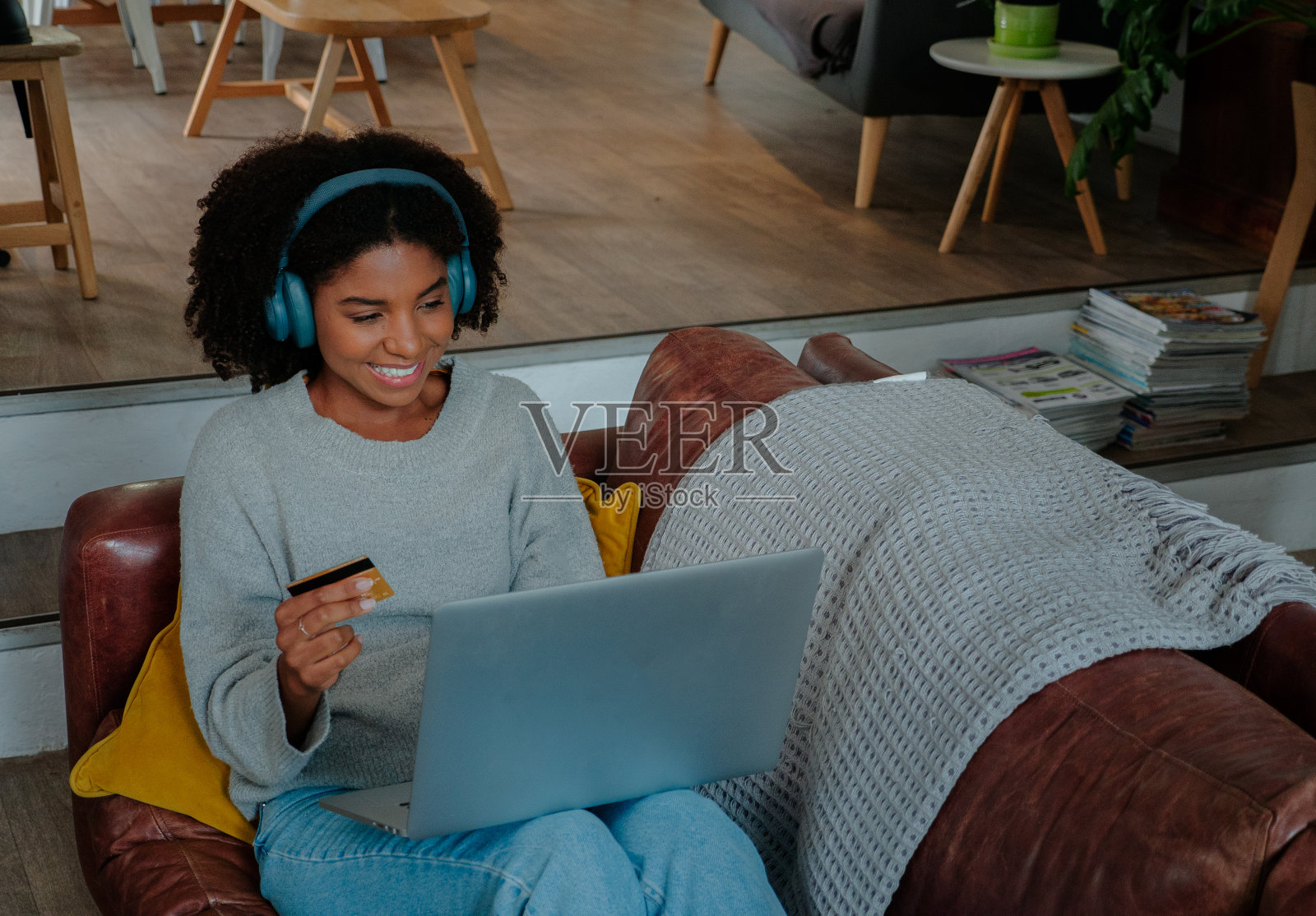 年轻女性在家用笔记本电脑在线购物照片摄影图片