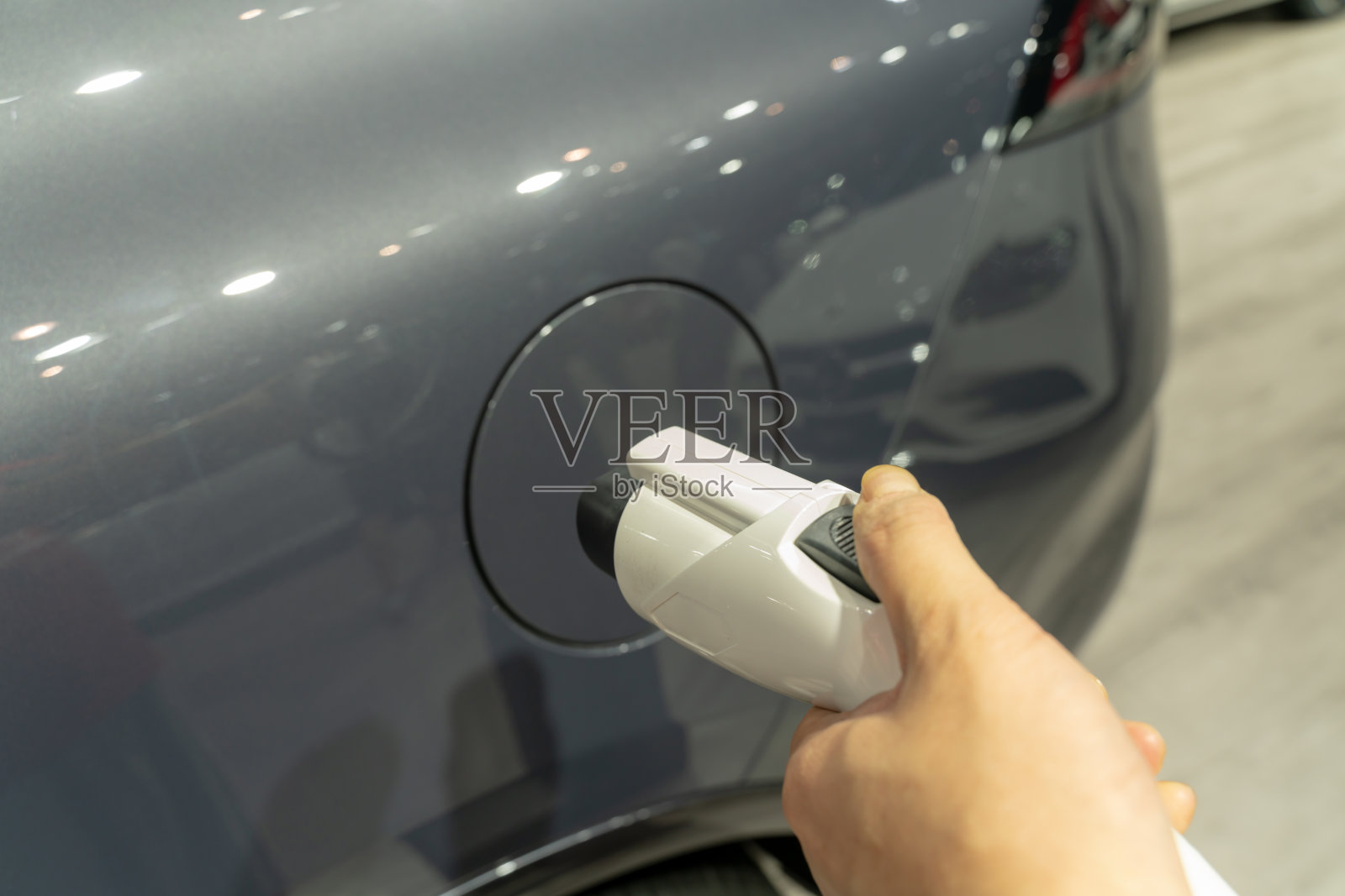 手持电动汽车充电器，选择性聚焦。照片摄影图片