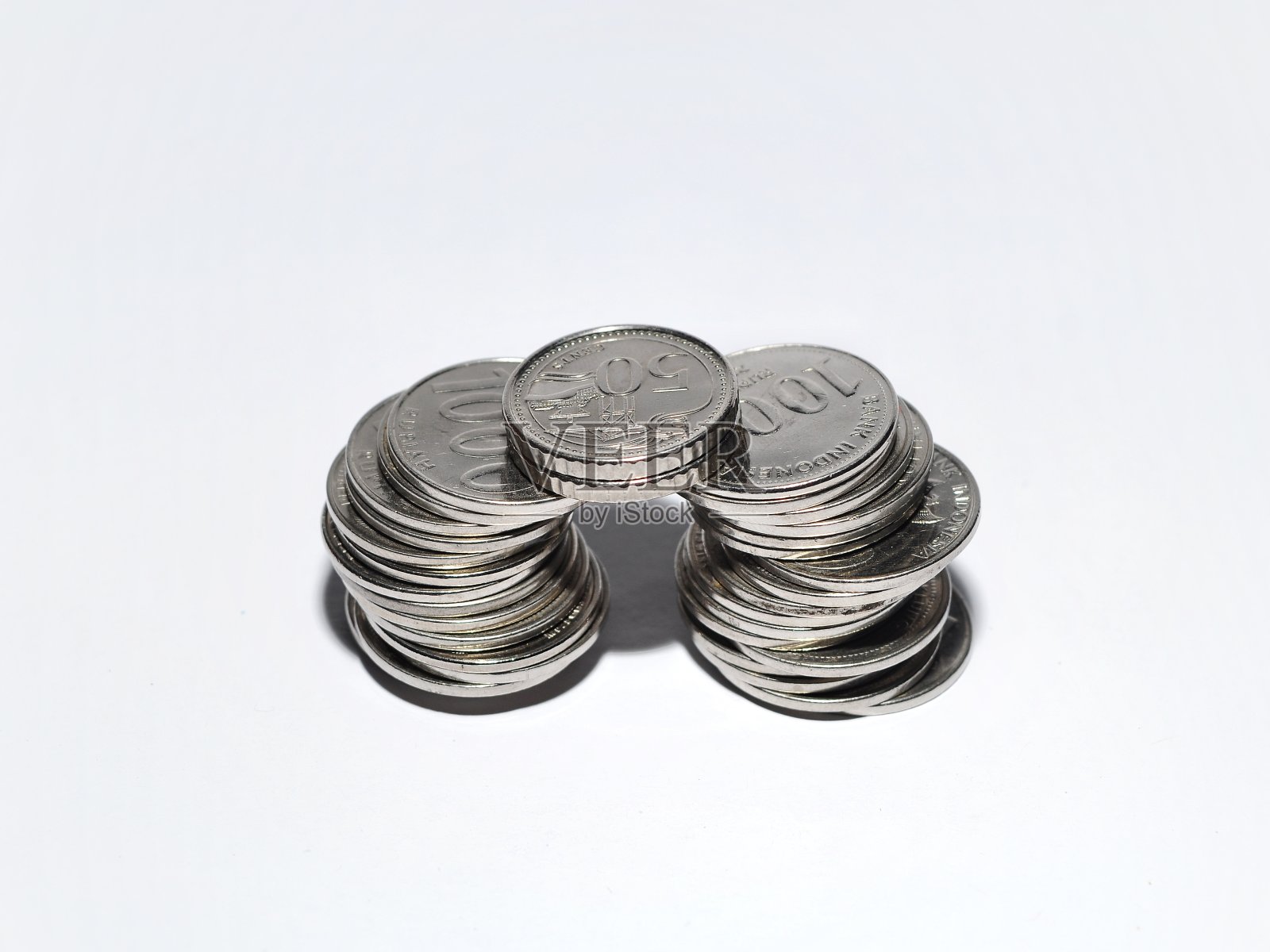 孤立的印尼硬币堆照片摄影图片