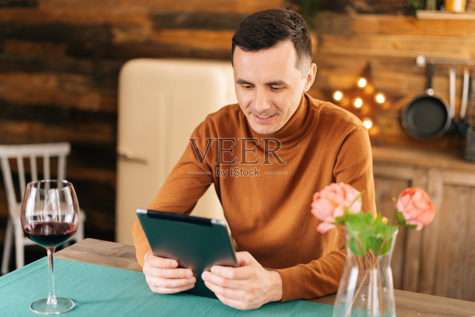 浪漫的年轻快乐的男人用平板电脑和他的女朋友聊天照片摄影图片