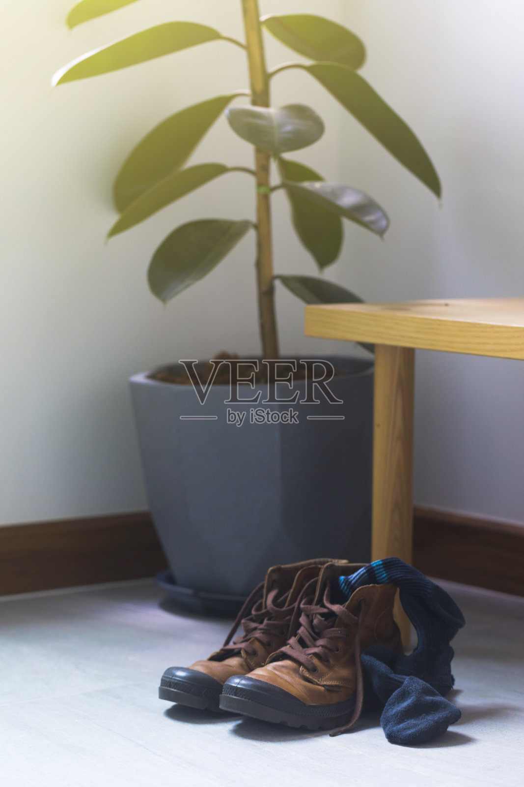 用在家里门厅的皮靴和袜子。照片摄影图片