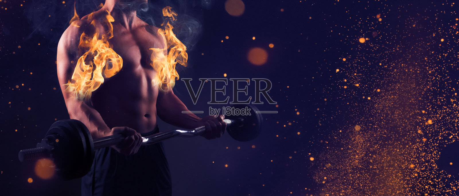 男人创造完美的上半身。健身训练、健美与健身理念。照片摄影图片