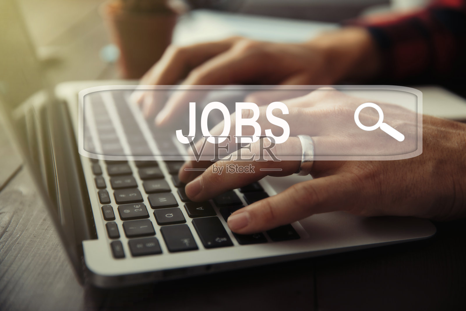 屏幕上有工作的手键盘照片摄影图片