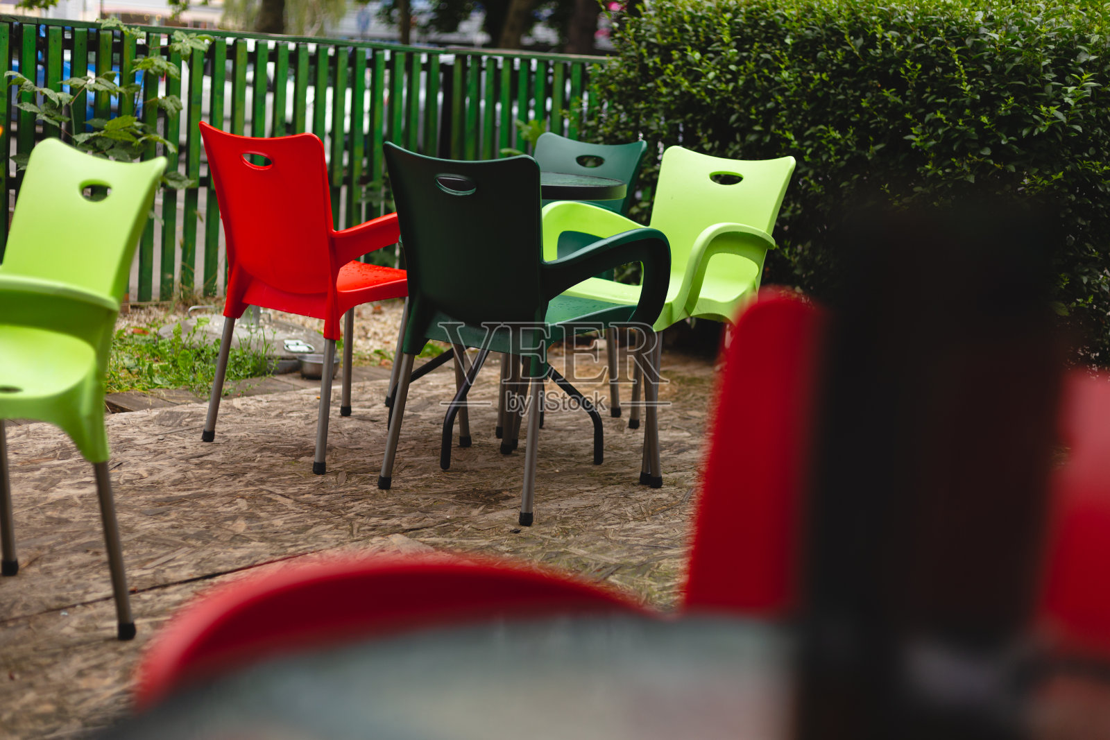 Café阳台上五颜六色的塑料椅子照片摄影图片