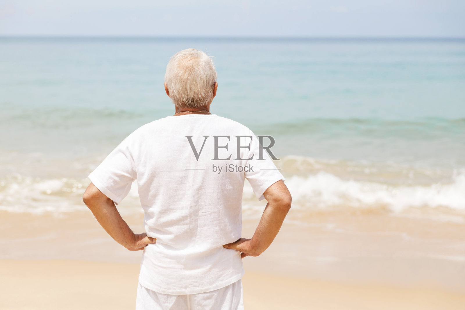 快乐的老人在海滩上散步照片摄影图片