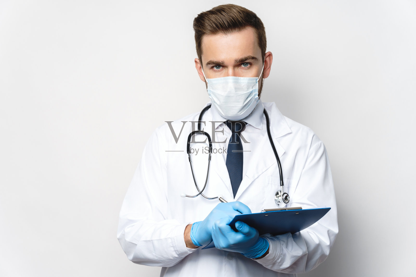 医生拿着夹着文件的写字板照片摄影图片