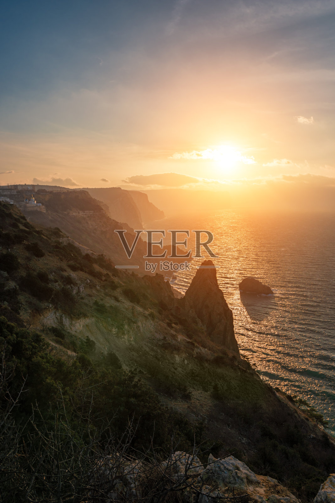 火红的日落和海上悬崖的剪影。副本的空间。冷静，安静，与自然统一的概念。塞瓦斯托波尔，克里米亚照片摄影图片