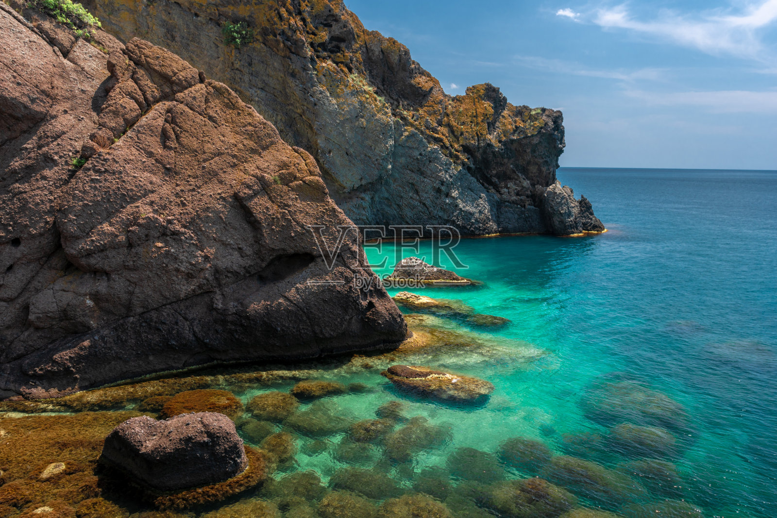 山岸附近的海上皮划艇照片摄影图片