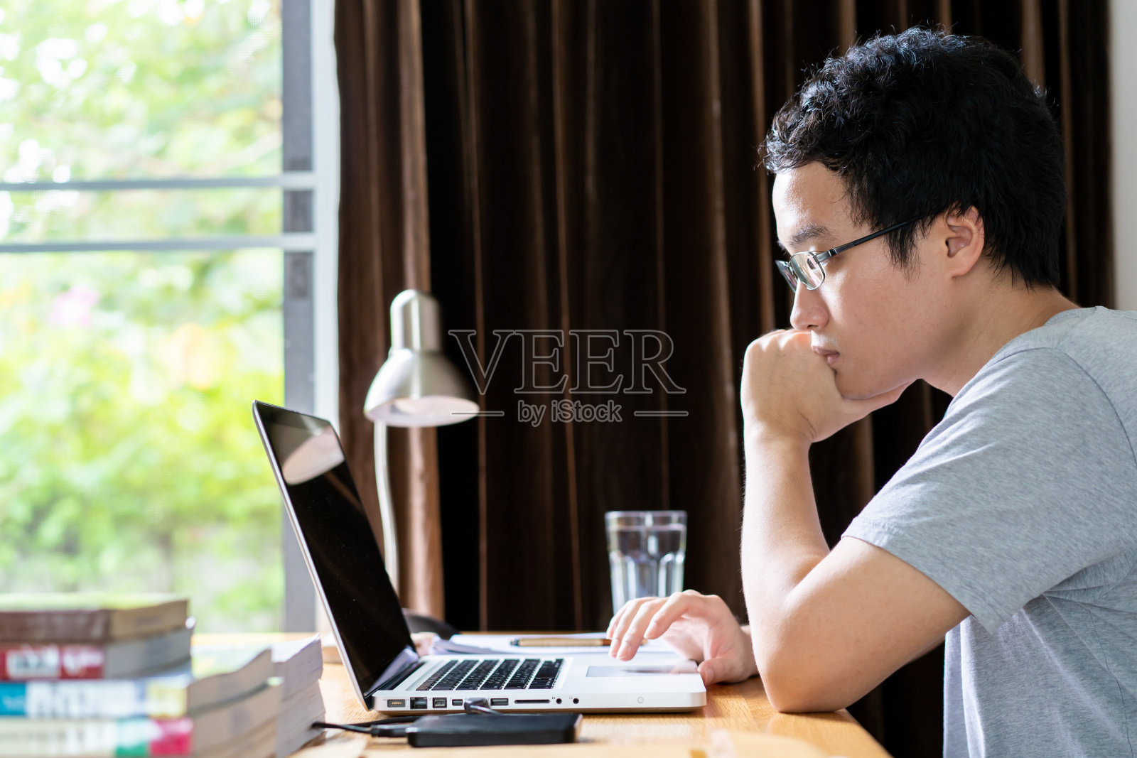 亚洲男人在家工作照片摄影图片