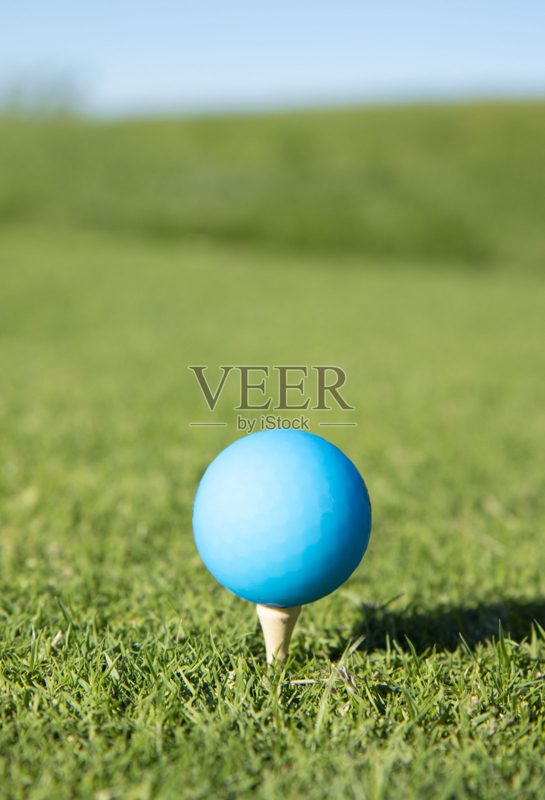 蓝色高尔夫球准备开球，开球照片摄影图片