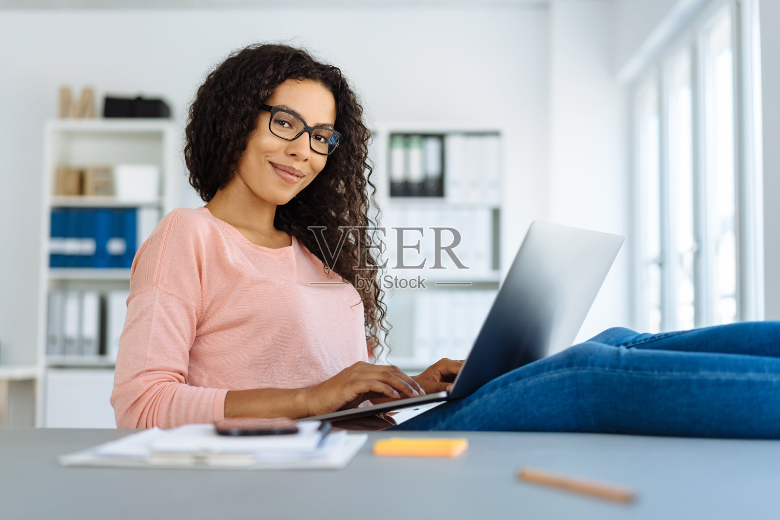 年轻的女商人对着镜头微笑照片摄影图片