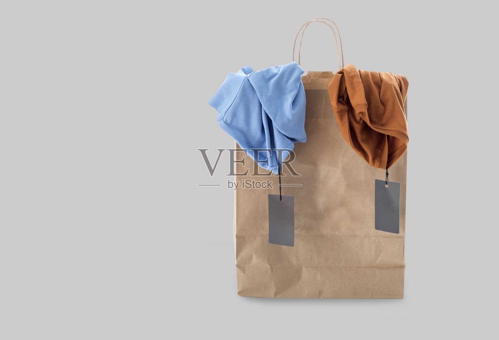 蓝黄条纹衬衫装在纸袋里照片摄影图片