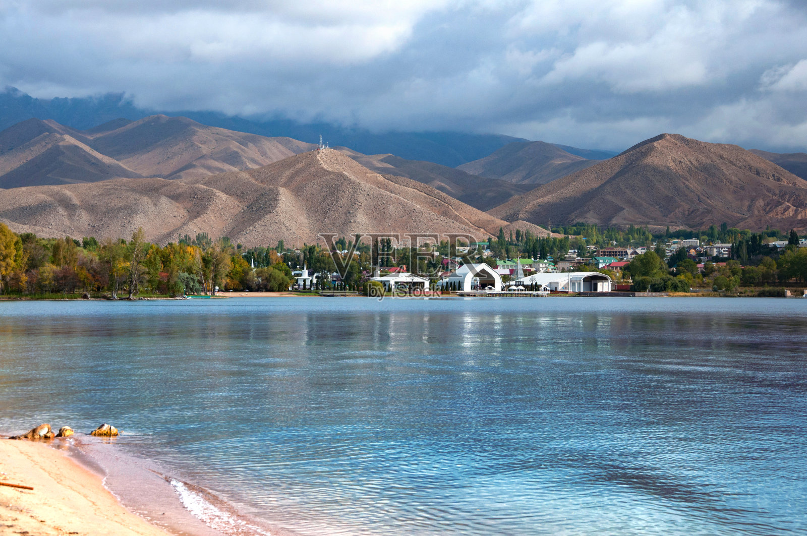 吉尔吉斯斯坦伊塞克-库尔湖和海滩的风景优美照片摄影图片