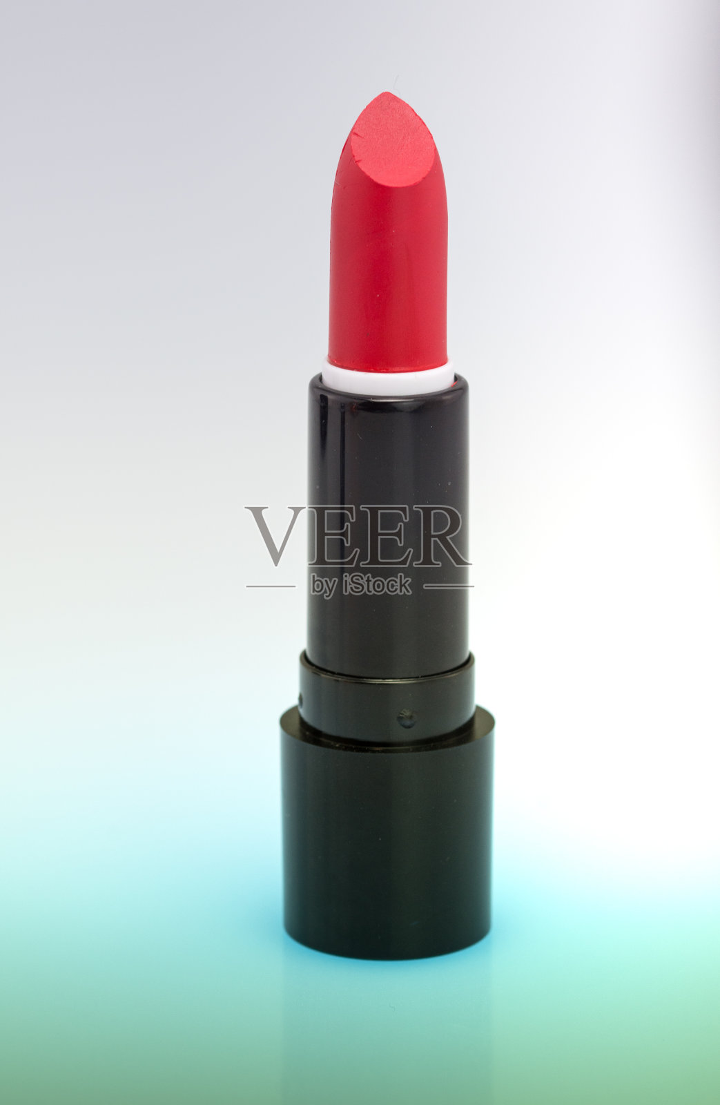白色背景上的红色或猩红色唇膏照片摄影图片
