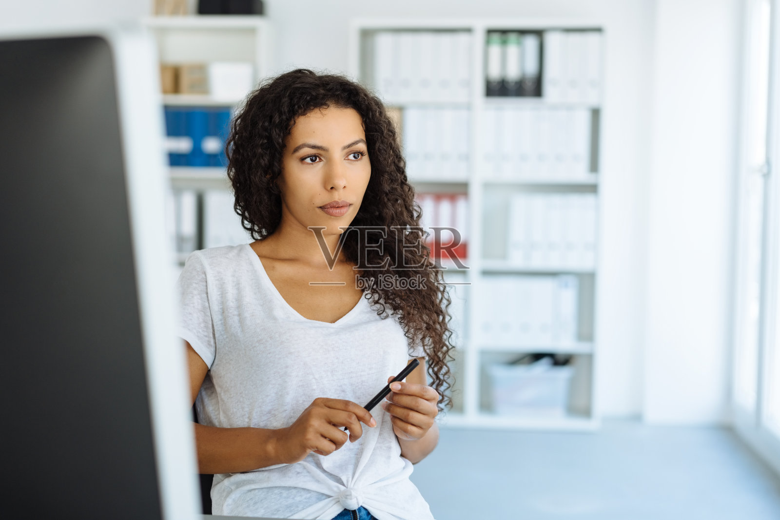 年轻的非洲女商人陷入了沉思照片摄影图片