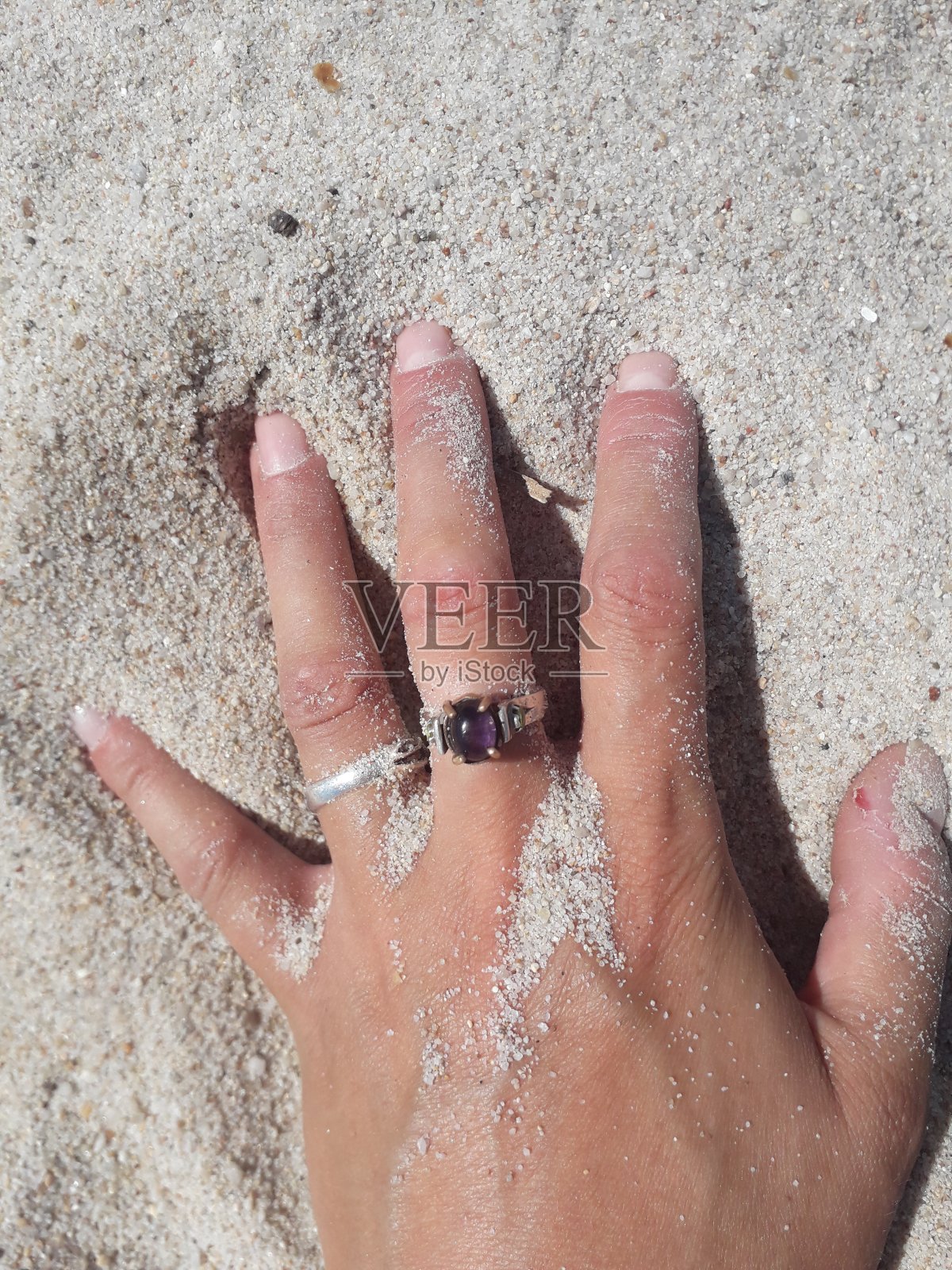 手触摸沙子照片摄影图片