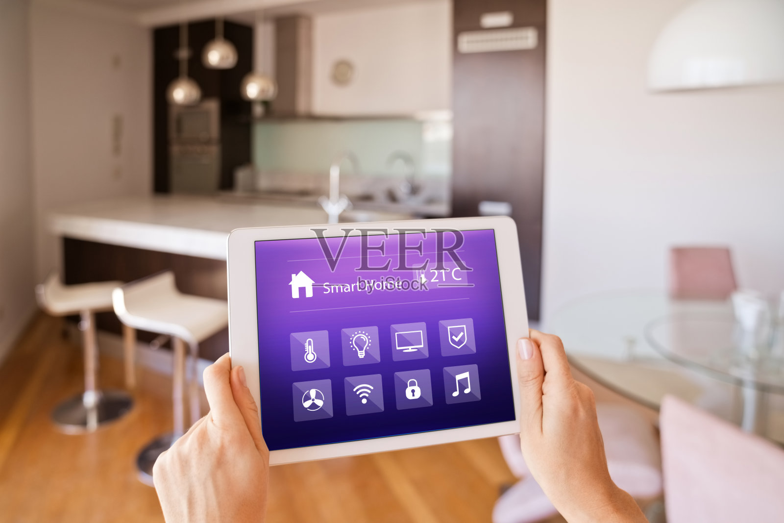 在家里用平板电脑控制智能设备的女性照片摄影图片