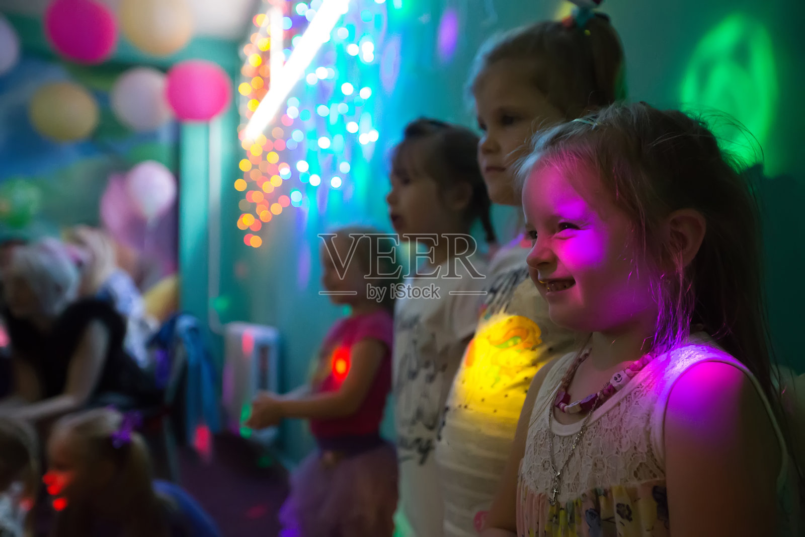 庆祝孩子们的生日。孩子们穿着五颜六色的衣服在聚会上照片摄影图片
