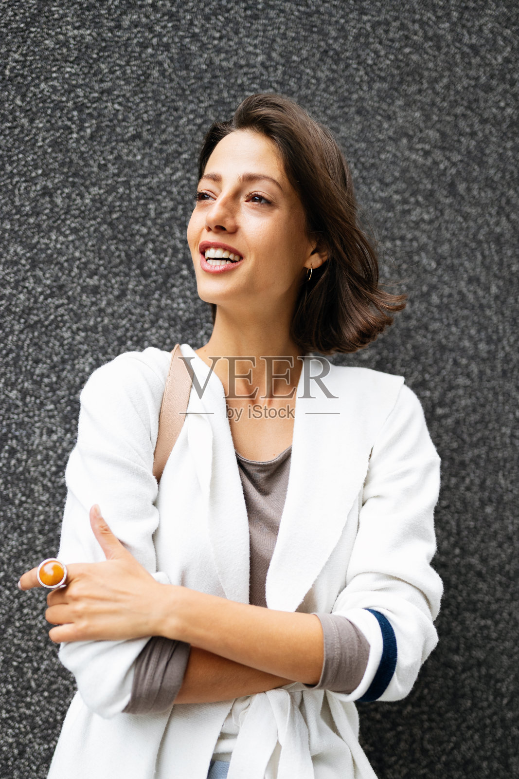 近距离肖像的年轻幸福的女人在灰色的背景户外照片摄影图片