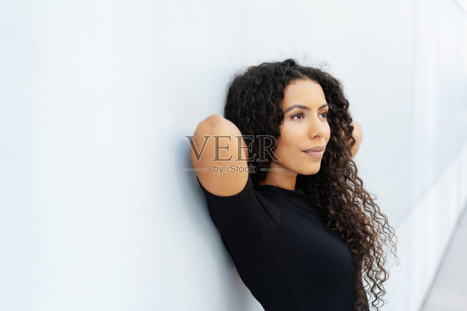 年轻女子站在那里沉思照片摄影图片