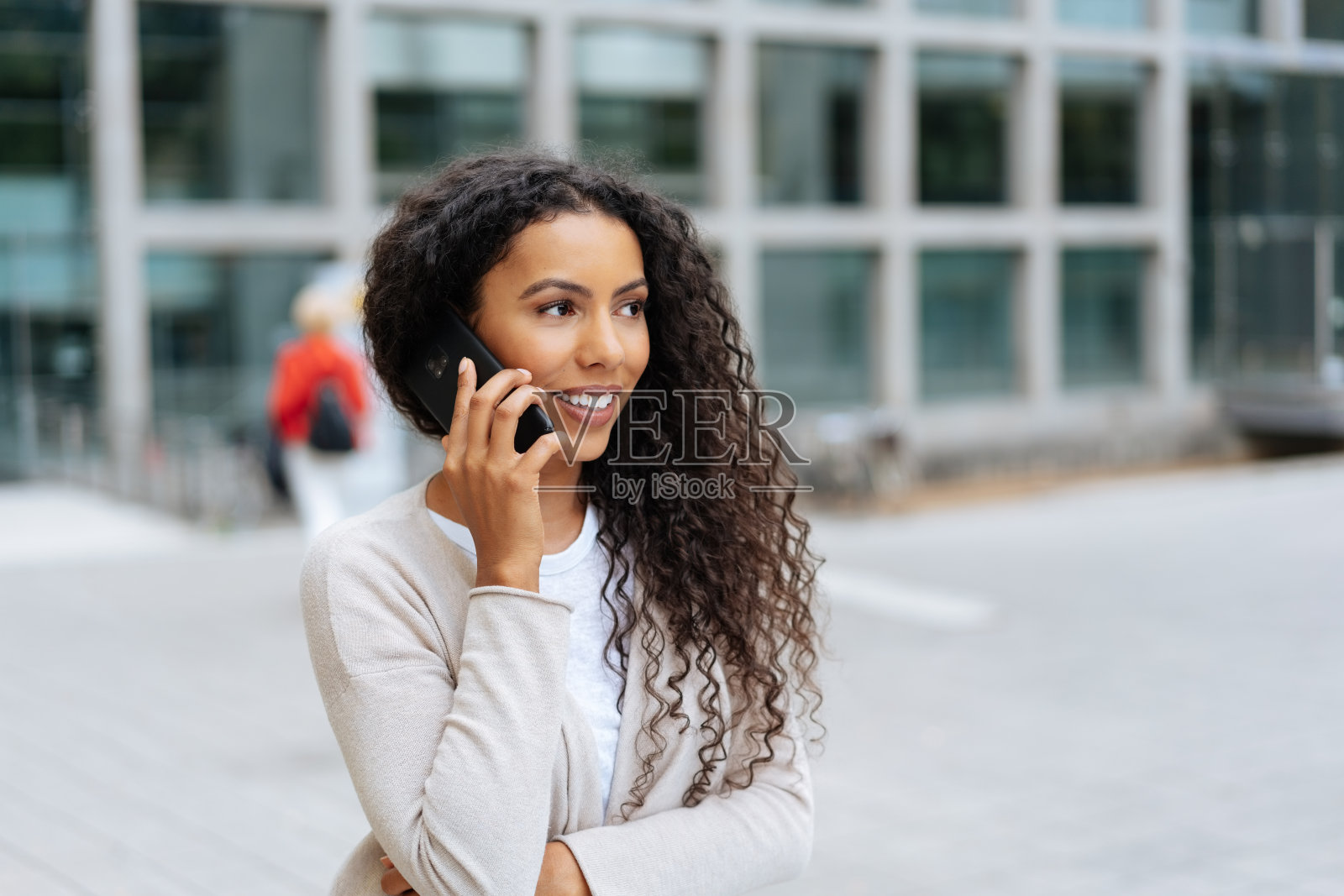 年轻漂亮的非洲女人在用手机聊天照片摄影图片