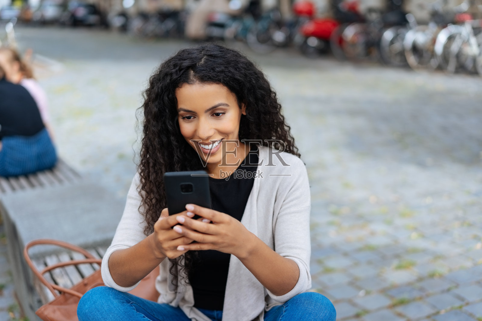 迷人的年轻非洲女人放松在镇上照片摄影图片
