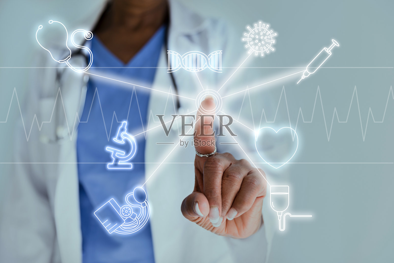 自信的医生使用现代技术照片摄影图片