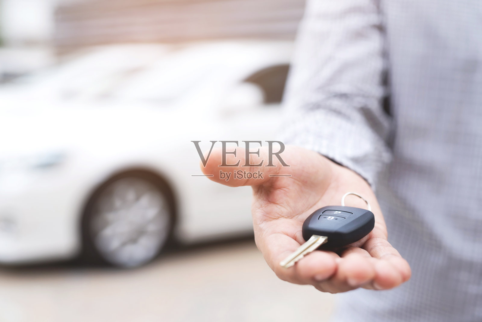 销售人员在展厅内为客户提供低利息的促销产品。照片摄影图片