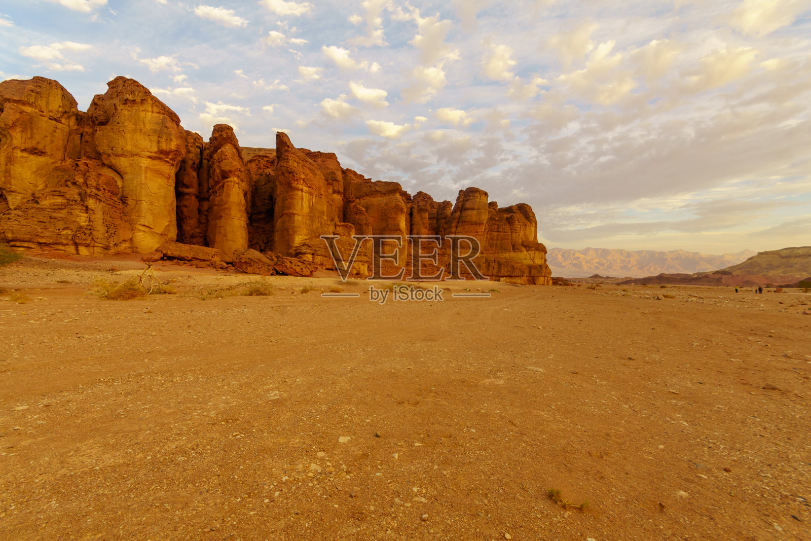 蒂姆纳山谷，所罗门柱岩石构造的日落景色照片摄影图片