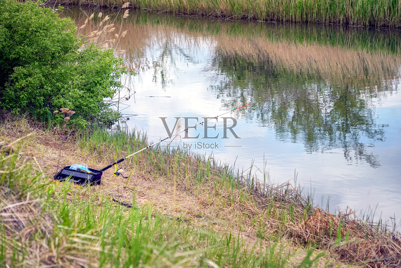 小河边的钓竿或钓具照片摄影图片
