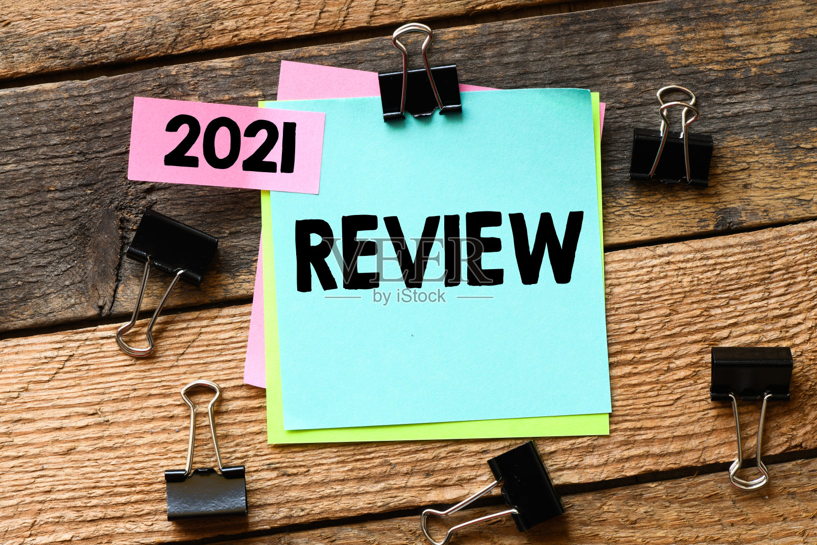 复习写在提醒单上的单词。照片摄影图片