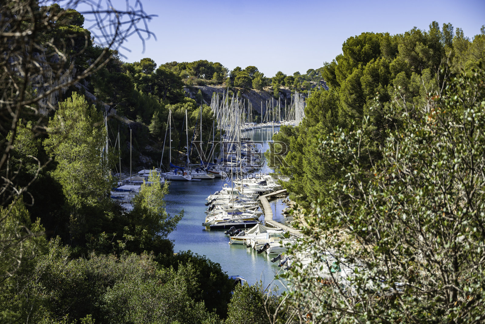 卡兰克港-峡湾附近的Cassis村在普罗旺斯照片摄影图片