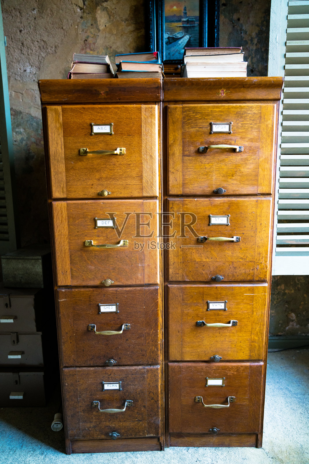 一个非常古老的药柜的特写照片摄影图片