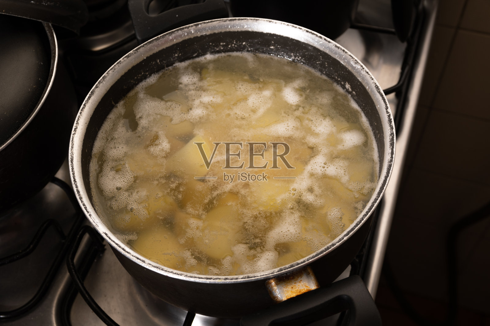 满满一锅炸土豆。照片摄影图片